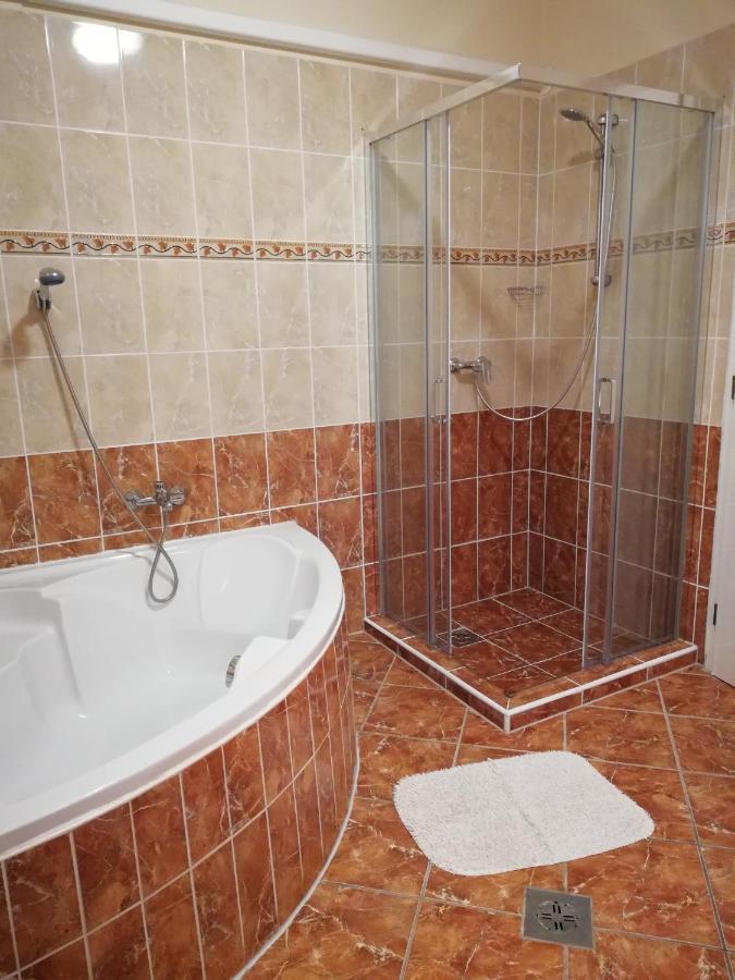 Imola Es Andrea Apartmanhaz Hajdúszoboszló Eksteriør billede